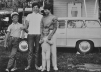 Alan Kubica s nevlastní matkou uprostřed a mladším bratrem Janem