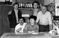 Alan Kubica druhý zprava v kanceláři Dolu Zárubek