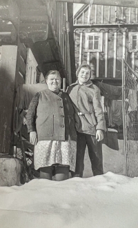 Maminka pamětnice Anna Štěpánková, rozená Holubcová, s bratrancem Bohoušem – 60. léta – před chaloupkou, kde bydleli, vedle Poupů