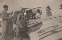 Jan Vlach (vpravo) seskok volným pádem z 2000 m. n. m., Sezimovo Ústí, 1956