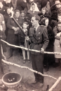 Zástupce skautů na pietě za oběti masakru