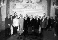 Jaroslav Veis vpravo v Rytířském sálu Senátu