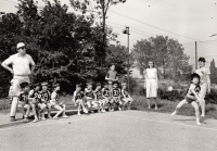 Lubomír Malíšek dohlíží na závody v dětském domově 