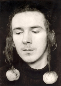 Jablečná náušnice, 1979