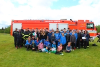 Lubomír Spálenka (čtvrtý zprava) s dětmi a sborem dobrovolných hasičů Řepy