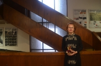 Pavla Seitlová v roce 2025. Na sobě má šaty po babičce Drahomíře Fuchsové. 