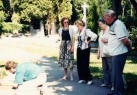 Na brněnském hřbitově při instalaci nápisu „Kamil Fuchs“ - 1996. Zleva: Pavla Seitlová, Věra Fuchsová, Alena a Mojmír Korvasovi 