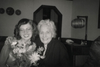Při oslavě promoce Pavly Seitlové - 1982. Na fotografii Pavla Seitlová a Drahomíra Fuchsová