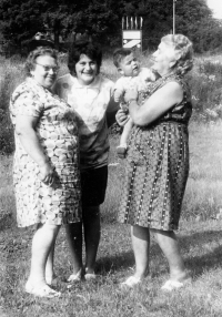 Babička Anna Judytková, matka Božena Smrčková (uprostřed) a kmotra s bratrem Josefem, cca 1973