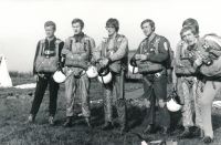 Parašutismus, Jiří Plieštik třetí zleva, Chrudim, cca 1976