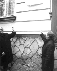Francouzský velvyslanec a Václav Havel odhalují pamětní desku legionáři Zárubovi v Čelákovicích, 1990
