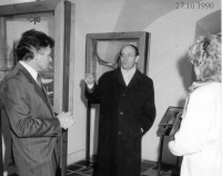 Jaroslav Špaček (vlevo) s velvyslancem Francie Jeanem Gueguinouem, 1990