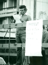 Jaroslav Špaček, shromáždění k podpoře převedení Krajské politické školy J. Švermy do majetku města, 1990