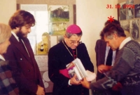 Jaroslav Špaček (označen hvězdičkou) s apoštolským nunciem A. Coppou na návštěvě výstavy a muzea ve Staré Boleslavi, 1994 