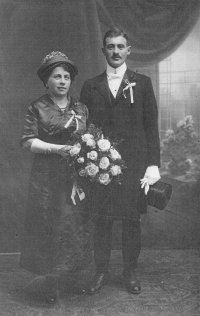 Prarodiče z matčiny strany. Marie, rozená Pascher, a František Lederer z Nových Hradů