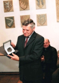 Jaroslav Špaček s medailí Artis Bohemiae Amicis, 2003