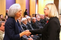 Anna Fassatiová přebírá od ministryně obrany ocenění za 3. odboj, 2022