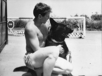 Příslušník Pohraniční stráže Josef Basovník se služebním psem, Valtice, 1985