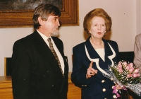 17. listopadu 1999 přijela při příležitosti odhalení sochy Winstona Churchilla do Prahy bývalá britská ministerská předsedkyně Margaret Thatcherová