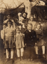 Sourozenci, Valtraud Vejmolová vpravo nahoře