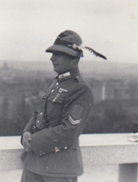 Otec František Uhlíř v legionářské uniformě na III. legionářském sjezdu v Praze, 1935