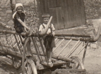 Se sestrou před odjezdem na jetelinu, Písečná, 1937