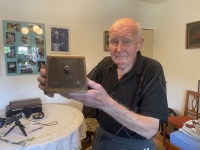 Milan Uhlíř s primitivním rádiem krystalka 