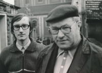 Jáchym Jaroslav Šimek (vlevo) jako kaplan (pomocný kněz) ve svém prvním působišti, Křížové u Havlíčkova Brodu