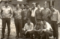 Miroslav Šmejkal stojící čtvrtý zleva u ženijní roty Pohraniční stráže 