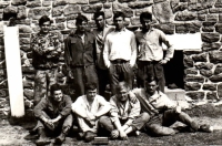 Miroslav Šmejkal první stojící zprava – „družstvo dráteníků signálky“