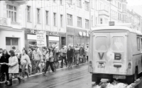 Průvod směřující na demonstraci na Mírové náměstí v Ústí nad Labem, listopad 1989