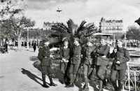 Jan (zcela vlevo) v uvolněném hovoru s kamarády ve Francii