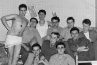 Pavel Báča (s brýlemi) během vojenské služby, Levice (Slovensko), 1989