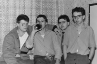 Pamětník (vpravo) během vojenské služby, 1989