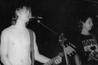 Pamětník (vpravo) s kytaristou Otou Chlupsou (vlevo) ve skupině Dixie 45, 1994