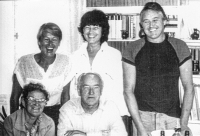 Eva Dlouhá (nahoře vlevo) se sestrou Boženou, bratrem Bohumilem a rodiči v roce 1985