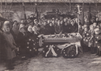 Pohřeb souseda z Janovky Václava Kopeckého, kolem roku 1945
