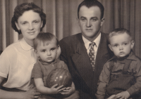 Božena Frolová s prvním manželem Stanislavem, synem stejného jména a dcerou Boženou, kolem roku 1961
