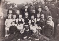 Žactvo školy v České Janovce s učitelkou Marií Dvořákovou, první sedící zleva Božena Frolová, po roce 1945
