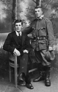 Otec manžela Franz Benna s rakousko-uherským vojákem během 1. světové války