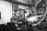 Otec pamětnice Václav Sedláček pracoval jako brusič kovů, na fotce v jiříkovském podniku Grafostroj
