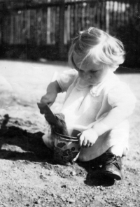 Růžena Haidlová v Brodcích u Týnce nad Sázavou, 1940