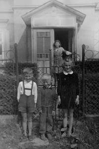Růžena Haidlová (první zprava) v Jiříkově, kde její rodina po nějaký čas žila v jednom domě se sudetskými Němci, 1945