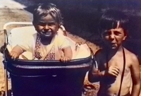 Pamětník (v kočárku) se starším bratrem Václavem, 1969