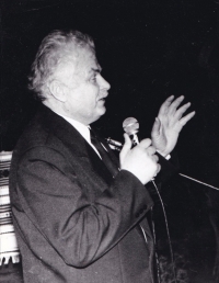 Олекса Різників читає вірш 
