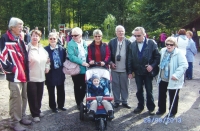Marie Pohlová (uprostřed s kočárkem) s rodinou, vpravo stojí maminka pamětnice
