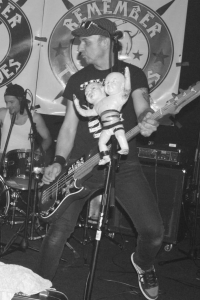 Pavel Báča, jako baskytarista skupiny Remember the Heroes, 2017