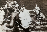 Jiří Janíček při potápěčské práci v 70. letech