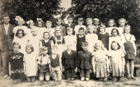 Školní fotografie, Josef Bartík v dolní řadě pátý zleva, 40. léta