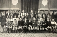 Josef Bartík v horní řadě čtvrtý zleva, 40. léta